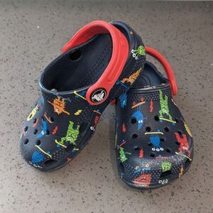 Kids Crocs Classic Monster Print Clogs Black Red Strap Lightweight sz C8